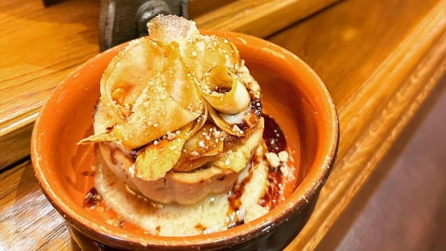 Tortino di pere e nocciole su cioccolato bianco 