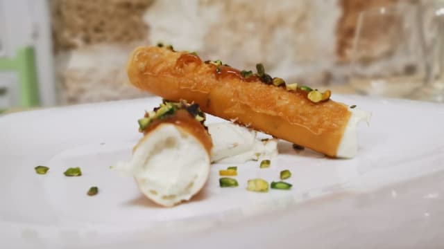 CANNOLO DI PASTA FILLO ,RICOTTA, PERA E PISTACCHI