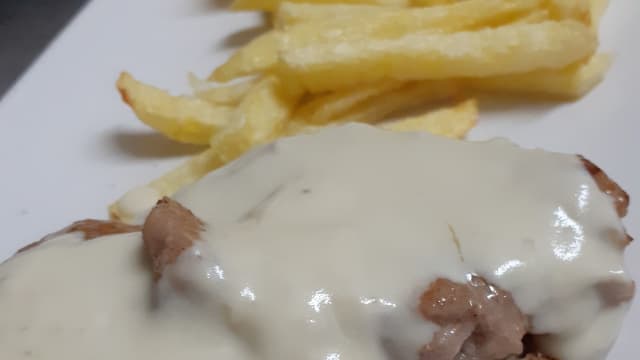 Pincho de solomillito de Ibérico con salsa de queso Cabrales 