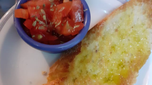 Pan tostado con ajo aceite de oliva Virgen y tomate aliñado con orégano casero,  para acompañar la comida 