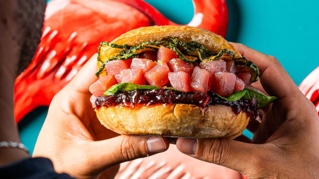 Panino tartare di tonno, cipolla caramellata, zucchine fritte, spinacino e olio al cappero