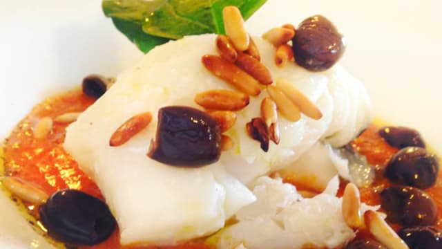 Baccalà con olive taggiasche  e pinoli su pappa al pomodoro