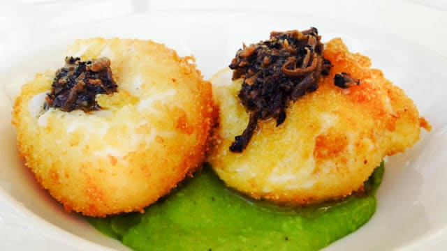 Uovo Fritto con tartufo e crema di piselli