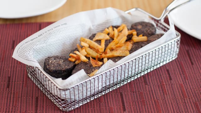Morcilla de Burgos sobre patatas paja sin gluten del restaurante apto para celiacos As de Bastos en Madrid.