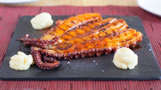 Pulpo a la brasa sin gluten del restaurante apto para celiacos As de Bastos en Madrid.