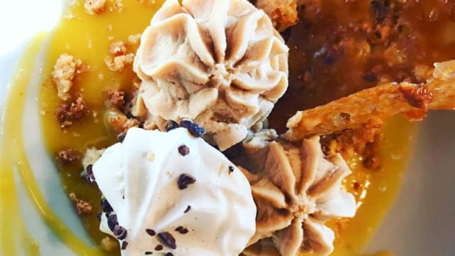 Frutta secca e tropicale: mousse di nocciola con meringhe, crumble alle noci e salsa ai frutti tropicali