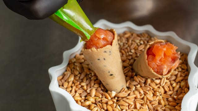 MINI CONO CROCCANTE AL SESAMO NERO  Con tartare di salmone marinato e mayo al pepe rosa