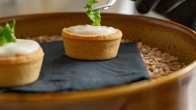 FROLLA BRULE’ cestino di pasta frolla,mousse di gorgonzola e pera brulè