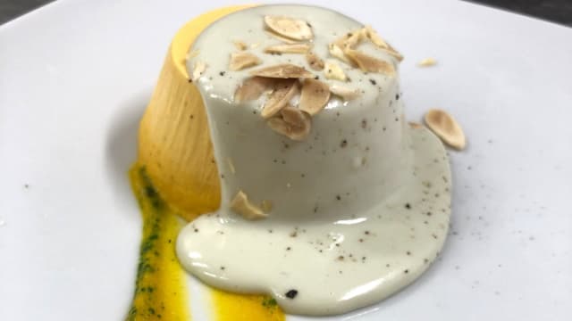 Flan di carote con fonduta e mandorle