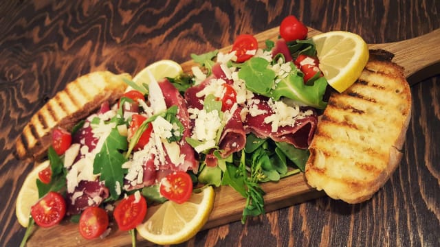 Degustazione di eccellenze italiane: un tagliere selezionato con i migliori salumi e formaggi, accompagnati da crostini e verdure grigliate. Perfetto per accompagnare un calice di vino o una birra artigianale.