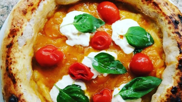 Una pizza dal sapore unico, preparata con ingredienti freschi e di qualità. La mozzarella di bufala DOP, i pomodori gialli e il basilico creano un mix perfetto per un’esperienza autentica in pizzeria a Palermo.