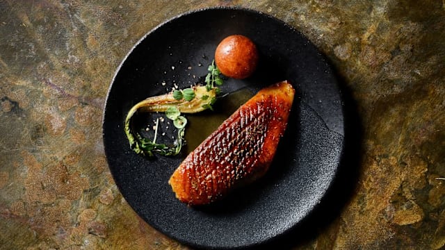 Plat raffiné de notre carte bistronomique : magret de canard, légumes  et sauce. Idéal pour un dîner bistronomique dans un restaurant romantique du Vieux Lyon.