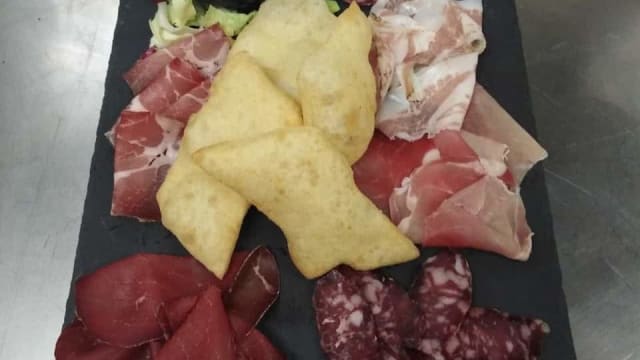 Composizione di salumi nostrani con gnocco fritto e giardiniera