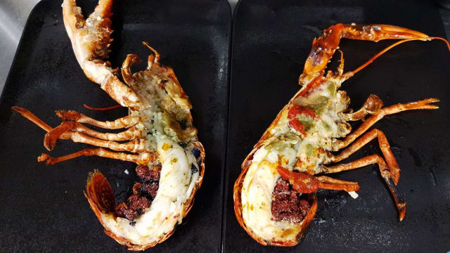 Demi-homards grillés, sauce champagne