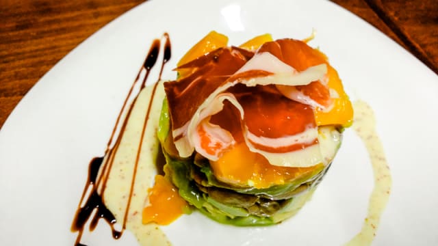 Tartar de aguacate con guacamole y jamón ibérico