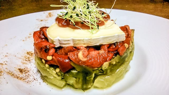 Timbal de escalibada con queso brie y mermelada de tomate