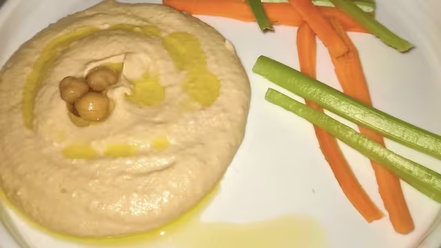 HUMMUS: L'hummus, una crema di ceci, tahina, limone, olio e aglio, è diffuso in tutto il mondo arabo.  Origine: Palestina/ Libano