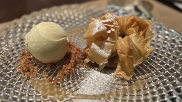  Tarte de Massa Filó com Maçã e Brandy, Gelado de Baunilha