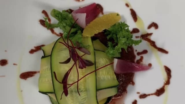 Timballo di zucchine e bufala su salsa alla barbabietola