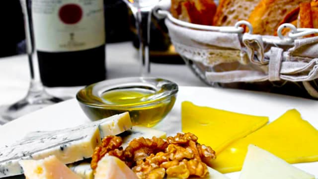 Antipasto di formaggi noci e vino