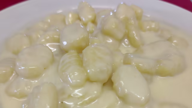 Gnocchi cremosi in una salsa bianca ricca e burrosa, dal sapore confortante.