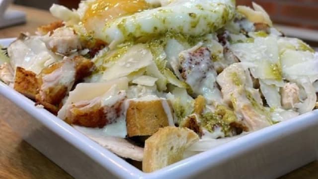 Salade césar : Poulet pané , oeuf mollet croûtons , champignons de Paris et sa sauce césar maison 