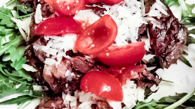 carne con insalata mista