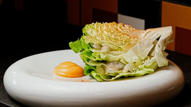 Cocktail di gamberi Giù, tartare di gambero rosa, maionese all'nduja, polvere di pomodoro e gel allo Yuzu