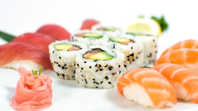 California roll  saumon avocat et sushis thon et saumon