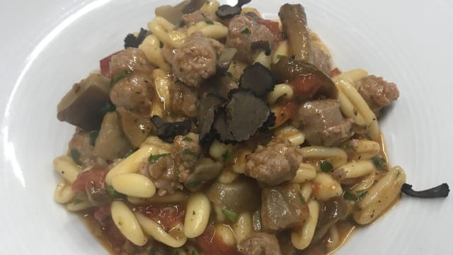 Cavatelli Norcia funghi e scaglie di tartufo nero 