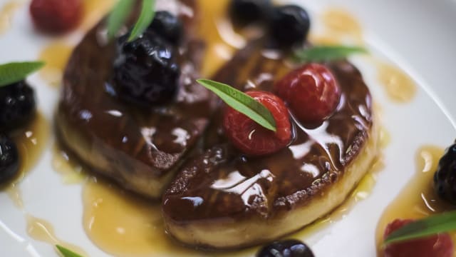 Scaloppa di fegato d’oca al Sauternes, frutta di stagione ed Erba Luisa