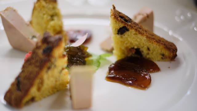 Terrina di fegato d’oca con pane veneziano, composta di pomodori verdi e confettura di albicocca