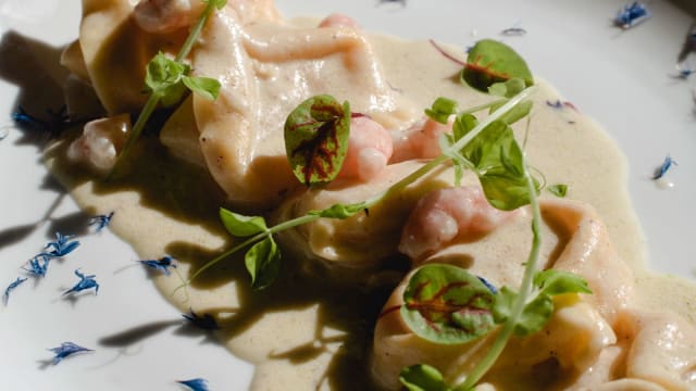 Tortelloni all’Astice e Granchio Imperiale con crema ai Crostacei, Parmigiano Reggiano 36 mesi e sentore di Sambuco