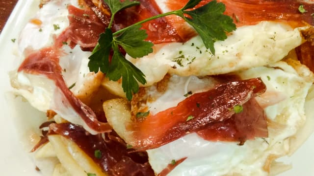 Huevos rotos con jamón
