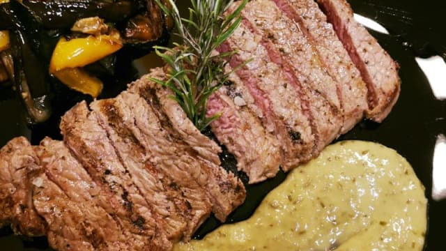 Tagliata di controfiletto con salsa al rosmarino