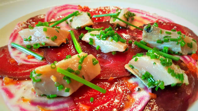 Carpaccio de betteraves et maqueraux fumés