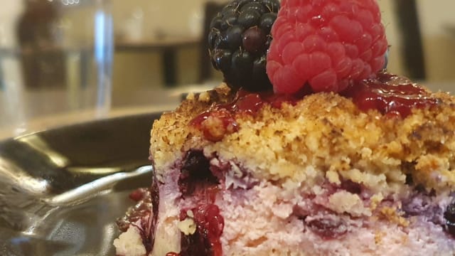 Sbriciolata alla ricotta e frutti di bosco