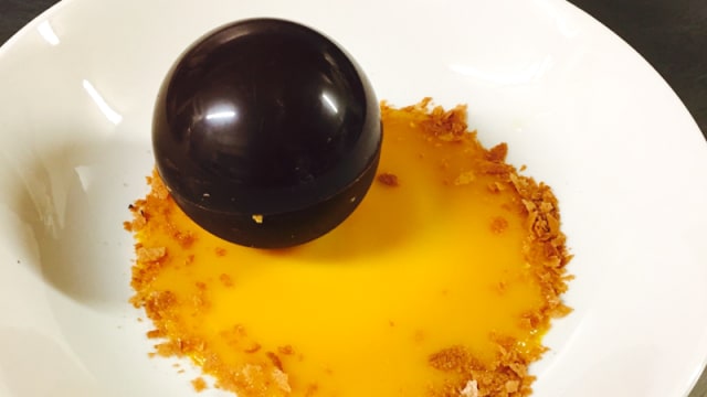 Mousse de mangue dans sa coque en chocolat