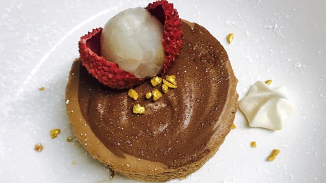 Quand la douceur de deux chocolats rencontre le litchi