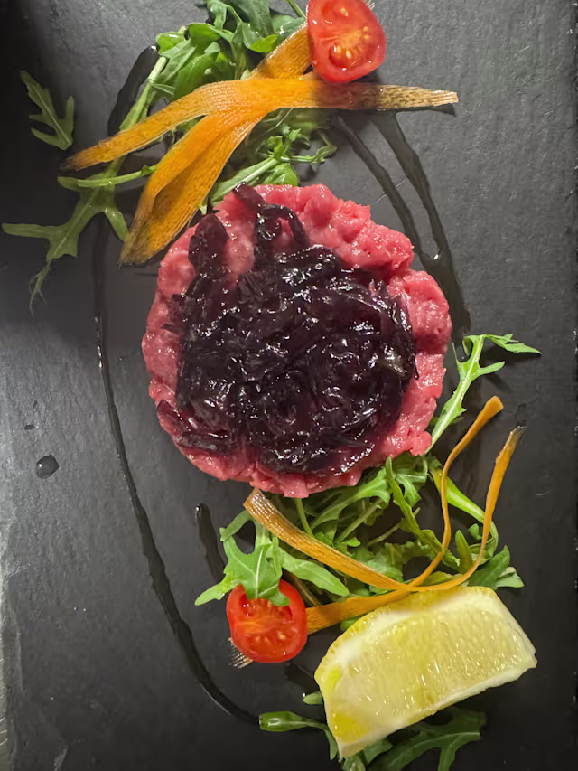 Tartare di Fassona con Cipolla Rossa Caramellata