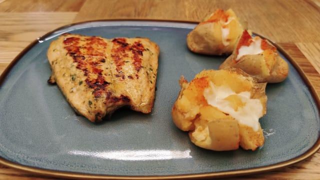 Salmón a la plancha al curry y lima acompañado de patatas al vapor/arroz vaporizado/ensalada.