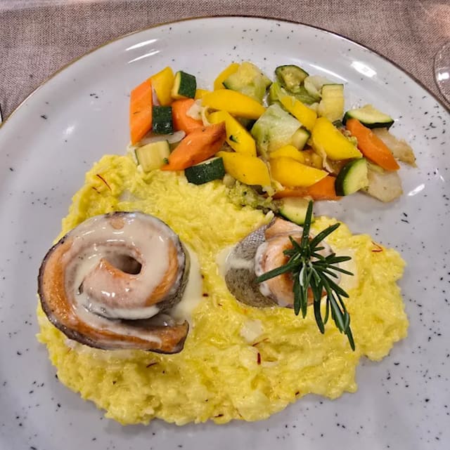 Filet d'omble chevalier au citron verte et vin blanc, riz safrané et légumes de saison.