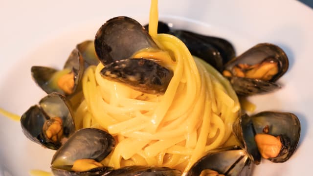 Linguine con cozze, zafferano e limone