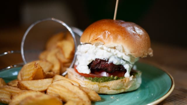 HAMBURGER SALENTINO. Manzo, Stracciatella pugliese, Pomodoro e salsa al pesto di basilico
