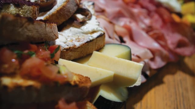 TAGLIERE DI SALUMI E FORMAGGI