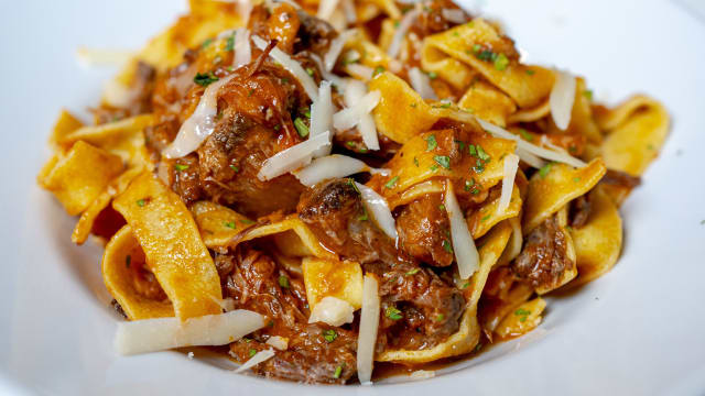 Fettucine al sugo di coda alla vaccinara