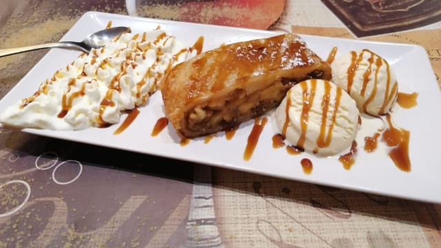 strudel di mele condito con gelato vaniglia e panna