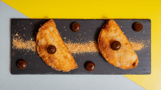 Pastel de Codorniz com crumble de broa e puré de figo