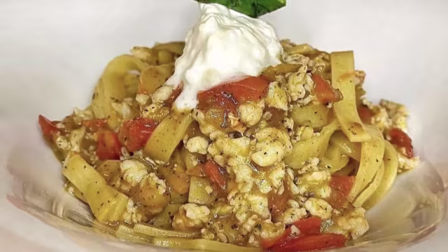 Tagliatelle con ragù di scampi e pomodorini in carrettiera 