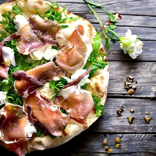 La SO EAT   Rucola, Mozzarella di Bufala DOP, Alici, Prosciutto Crudo, Zest di Lime